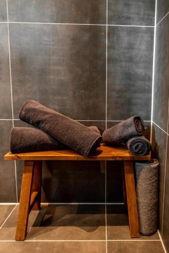 a wooden bench in a bathroom with towels on it at Gîte81 in Reeuwijk