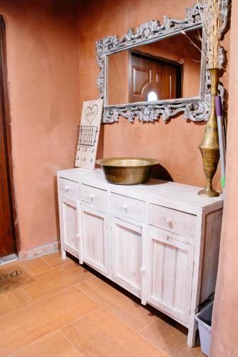 a bathroom with a sink and a mirror on a counter at Trójmiasto nad jeziorem DOM -ECHOCHATA in Kamień