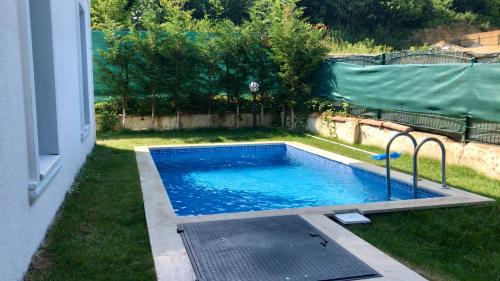 - une petite piscine dans la cour d'une maison dans l'établissement Sapanca Manzara Villa 1 Isıtma Havuzlu, à Sapanca