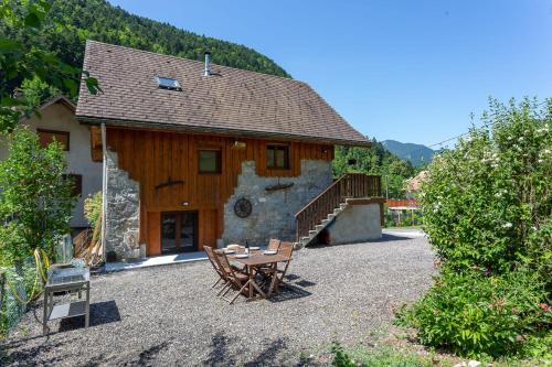 ein Haus mit einem Tisch und Stühlen davor in der Unterkunft La Grange de St Même in Saint-Même