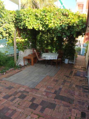 Сад в Studio apartment at Historical House