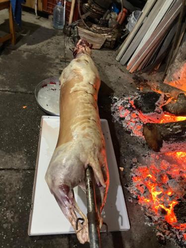 un animal muerto sobre una parrilla en Kulla e Sadri Lukes, en Theth