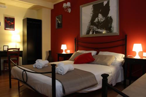 una camera con letto e pareti rosse di i Santuzzi BeB a Lentini