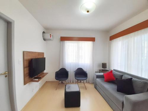 a living room with a couch and two chairs at Flat INCRIVEL proximo Shoppings JK e Vila Olimpia in Sao Paulo