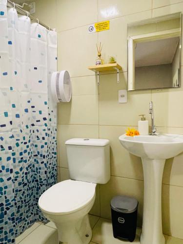 a bathroom with a toilet and a sink at Hostel Ilha do Amor in Fernando de Noronha