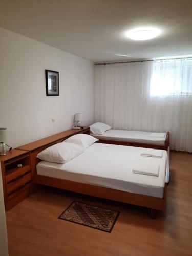 Katil atau katil-katil dalam bilik di Apartmani Ana-Lora