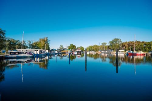 een groep boten is aangemeerd in een haven bij Marina Martinshafen in Sassnitz