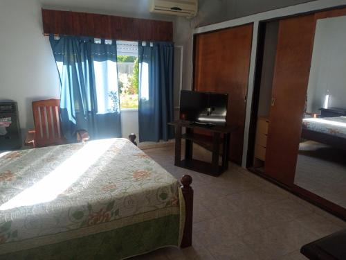 Dormitorio con cama, escritorio y TV en Casa en Las Tapias cerca de Villa de Las Rosas en San Javier