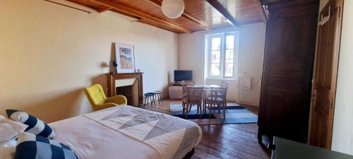 Postel nebo postele na pokoji v ubytování L'annexe de l'Hôtel de l'Europe