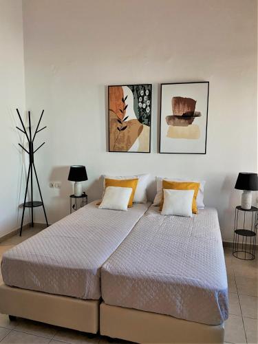 Olympios Apartment at Myrtos 1 minute from the beachにあるベッド