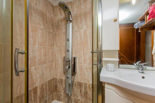 a bathroom with a shower and a sink at Villa Pino Pueblo in Paliouri