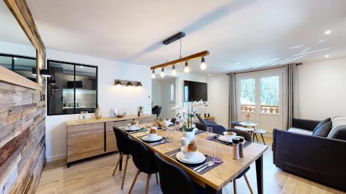uma sala de jantar e sala de estar com mesa e cadeiras em Élégant et Moderne avec Vue Montagne au Coeur de Paradiski - Garage - 8pers - 90m2 - Sabaudinha em Champagny-en-Vanoise