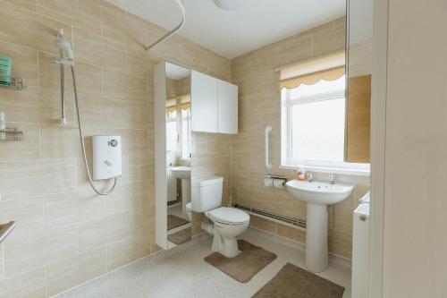 Koupelna v ubytování SWINTON HOUSE - Beautiful 3 Bed House in Harrogate, North Yorkshire