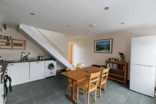 Dapur atau dapur kecil di ELM HOUSE COTTAGE - 2 Bed Cottage in High Hesket on the edge of the Lake District, Cumbria