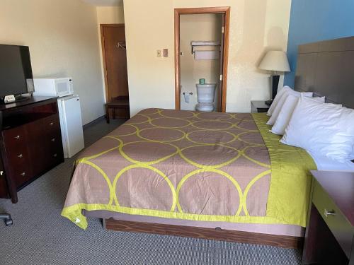 Postelja oz. postelje v sobi nastanitve Amerivu Inn & Suites