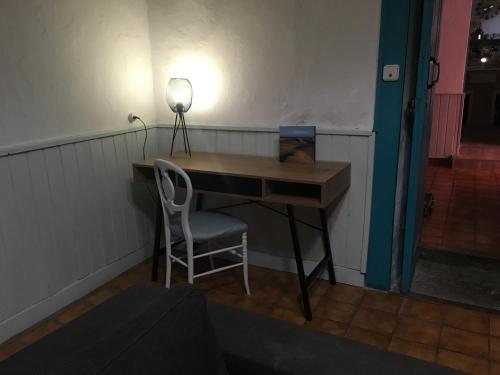 a desk with a chair and a lamp on it at Casa Mamatita in Agüimes