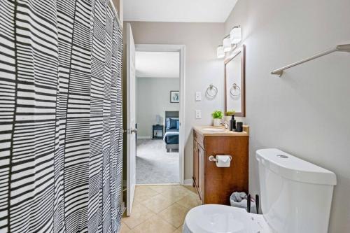 een badkamer met een toilet en een wastafel bij Cheerful 4-Bedroom Southside Home in Chesterfield