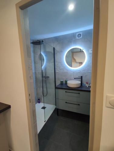 une salle de bain avec une douche, un lavabo et un miroir dans l'établissement Coup de coeur, à Ceyreste