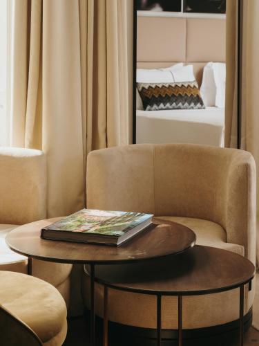 a living room with a coffee table and a couch at MUSA Lago di Como in Sala Comacina