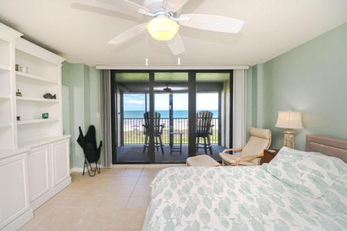 Un dormitorio con una cama y vista al mar. en Sand Dollar Two 202, en St. Augustine