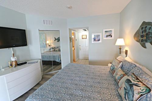 En eller flere senge i et værelse på Inn at Camachee Harbor View 10