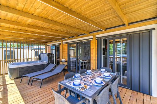 Reštaurácia alebo iné gastronomické zariadenie v ubytovaní MOBILE HOMES SELCE - ALPE JADRAN MOBIL - 631