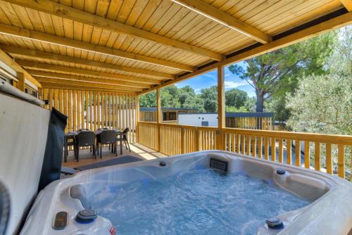 Gallery image of MOBILE HOMES SELCE - ALPE JADRAN MOBIL - 631 in Selce