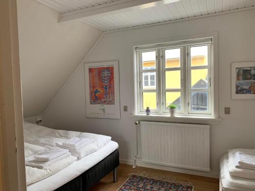 Säng eller sängar i ett rum på Cosy house in the heart of Tórshavn (Á Reyni)