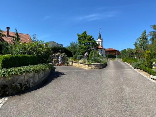 Ein Garten an der Unterkunft Apartma Jožica in Tonček