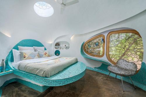Postel nebo postele na pokoji v ubytování SaffronStays AsanjA Dragonfly, Murbad - hobbit inspired earth-shelter home with plunge pool