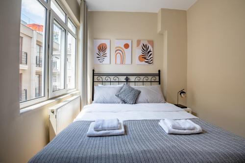 Кровать или кровати в номере Spacious 2 Bedroom with Panoramic Bosphorus view