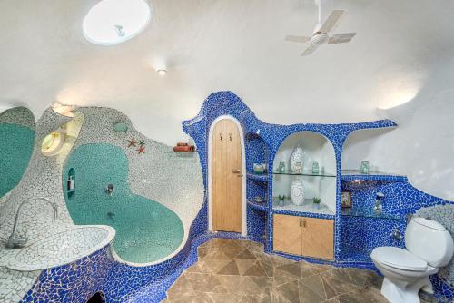 Ein Badezimmer in der Unterkunft SaffronStays AsanjA Dragonfly, Murbad - hobbit inspired earth-shelter home with plunge pool