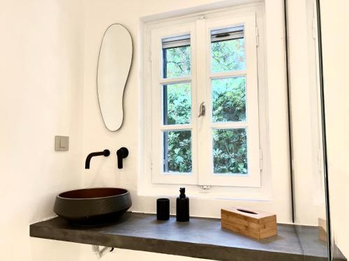 un bagno con lavandino e finestra di Ananke with Shared Pool a Mykonos Città
