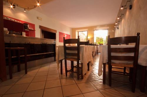 une salle à manger avec une table et des chaises dans un restaurant dans l'établissement Albergo Duomo, à Montepulciano