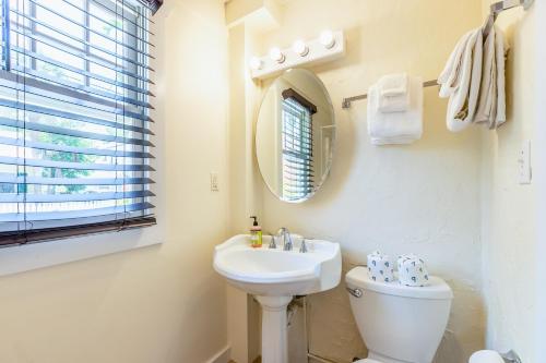 bagno con lavandino, servizi igienici e specchio di Key Lime Calypso a Key West