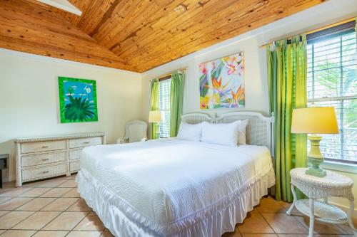 Tempat tidur dalam kamar di Key Lime Calypso