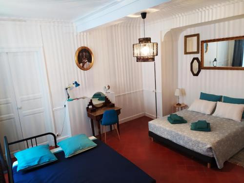 Katil atau katil-katil dalam bilik di Le 9 de Cour, Chambre Caouette