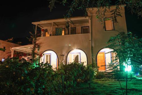 Una casa de noche con las luces encendidas en Yalıyanı Pansiyon en Yaliciftlik