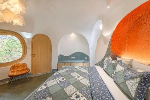 Gulta vai gultas numurā naktsmītnē SaffronStays AsanjA Titaly, Murbad - hobbit inspired earth-shelter home with plunge pool