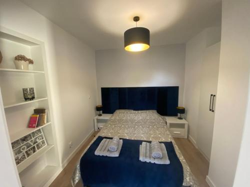 um quarto com uma cama com toalhas em Apartament nad jeziorem em Ełk