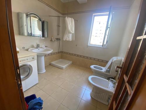 Ένα μπάνιο στο Tirana Apartment 2