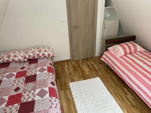 Vikendica Lučić tesisinde bir odada yatak veya yataklar