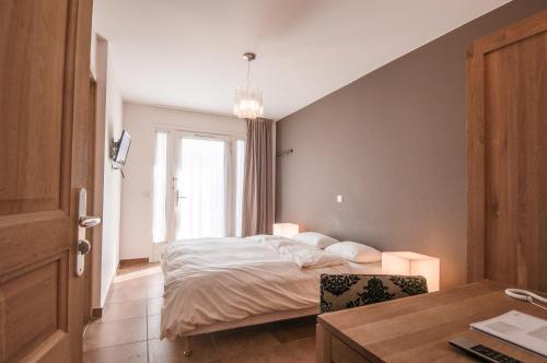 - une chambre avec un lit, un bureau et une fenêtre dans l'établissement Residence Les Chataigniers, à Saint-Jorioz