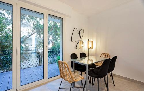 une salle à manger avec une table et des chaises et un balcon dans l'établissement Appart 2 pièces Cannes Croisette-Martinez, à Cannes