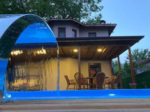 Villa Cevizli – Ceviz ağaçları içinde geniş bahçeli havuzlu müstakil villa