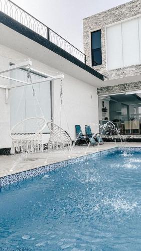 Piscina a منتجع سرايا ديور o a prop