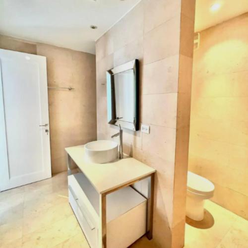 a bathroom with a sink and a toilet at Espectacular Apartamento Familiar con Piscina en Panamá 