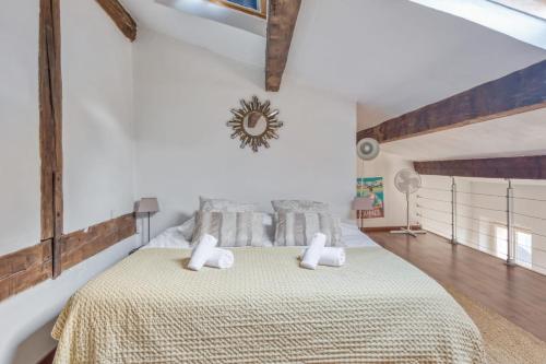 - une chambre avec un grand lit aux murs blancs dans l'établissement Magnifique appartement proche de la plage au coeur de Cannes - Welkeys, à Cannes