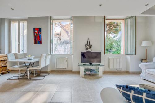 un salon avec un canapé et une table dans l'établissement Magnifique appartement proche de la plage au coeur de Cannes - Welkeys, à Cannes
