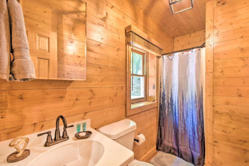 Ένα μπάνιο στο Lakefront Glass House Cabin with Mountain Views!